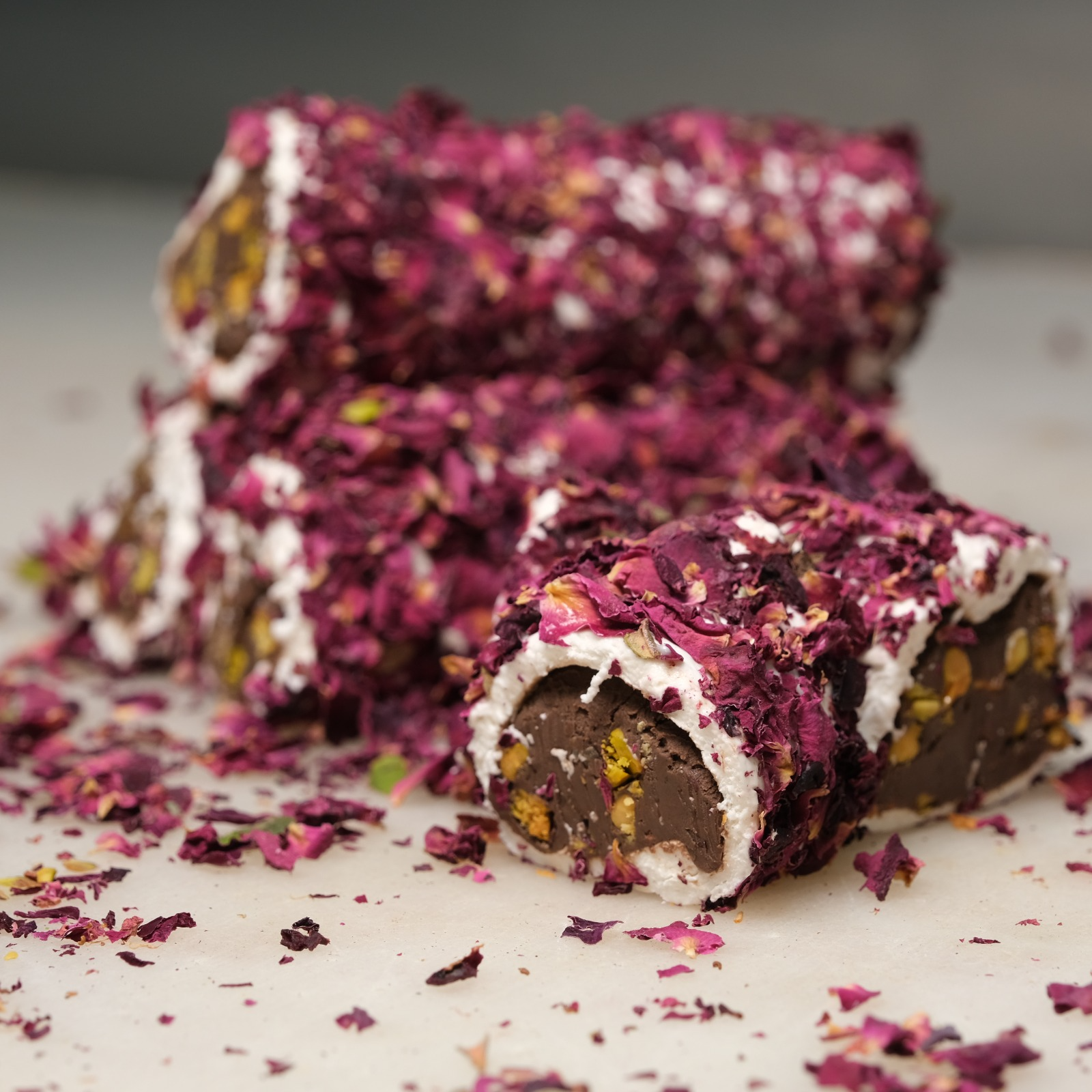 Çikolatalı Fıstıklı Gül Kaplı Sultan Sarma Lokum